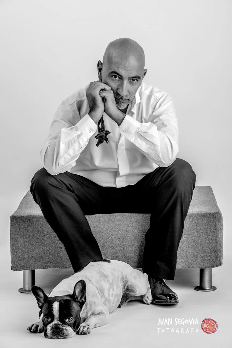 Retrato Artístico - Fotógrafo de Tarragona Retrato fotográfico de Luis Antonio sentado con su perro en el estudio de Juan Segovia Fotógrafo en Tarragona