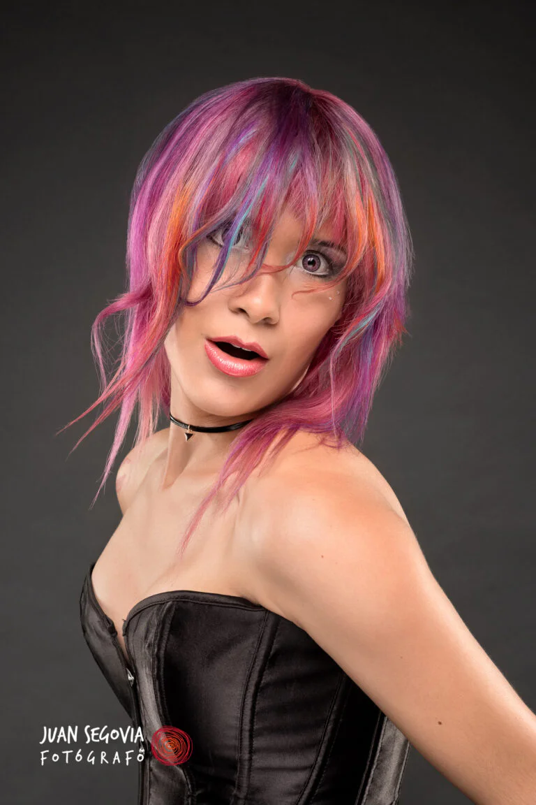 Retrato Artístico - Fotógrafo de Tarragona Retrato fotografico en estudio de Yumii con cabello teñido de colores en el estudio de Juan Segovia Fotógrafo en Tarragona