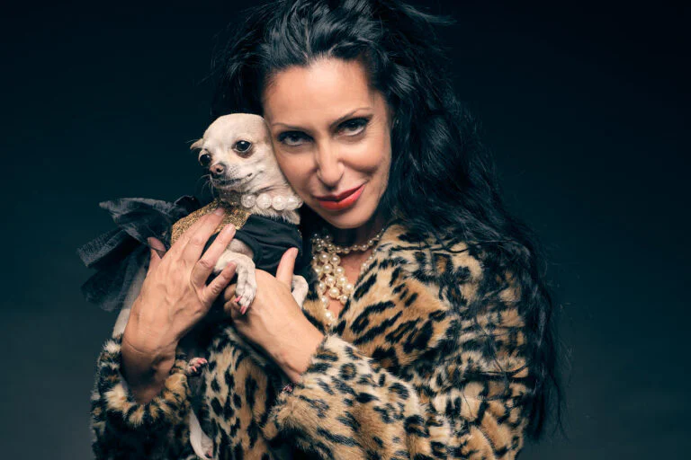 Retrato Artístico - Fotógrafo de Tarragona Retrato fotográfico de Ana Cabañas con su perrito en el estudio de Juan Segovia Fotógrafo en Tarragona