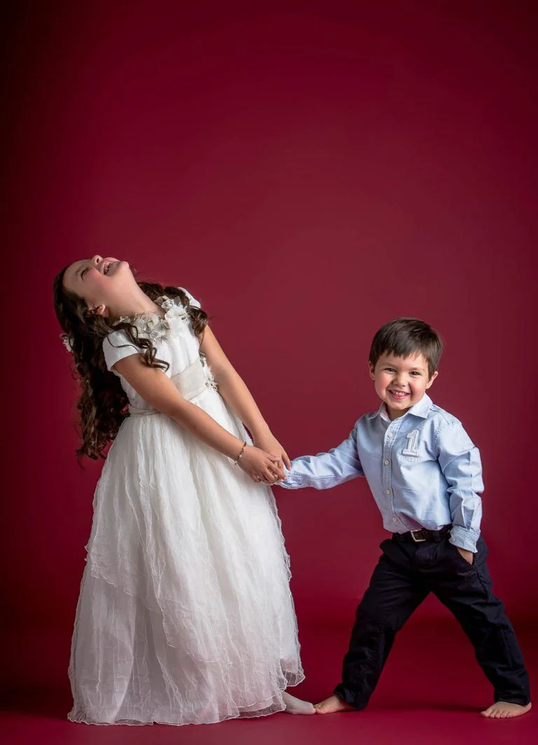 Fotografía de Comunión en Familia - Fotógrafo de Tarragona Fotografia de dos hermanos para su reportaje de comunion en estudio, por el fotografo Juan Segovia en Tarragona