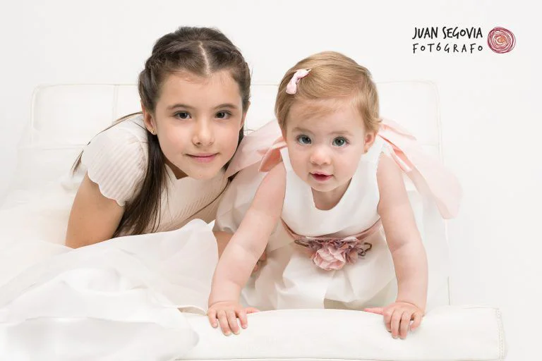 Fotografía de Comunión en Familia - Fotógrafo de Tarragona Fotografía en estudio de un bebé y su hermana mayor para reportaje de bautizo y comunion, por el fotógrafo Juan Segovia en Tarragona
