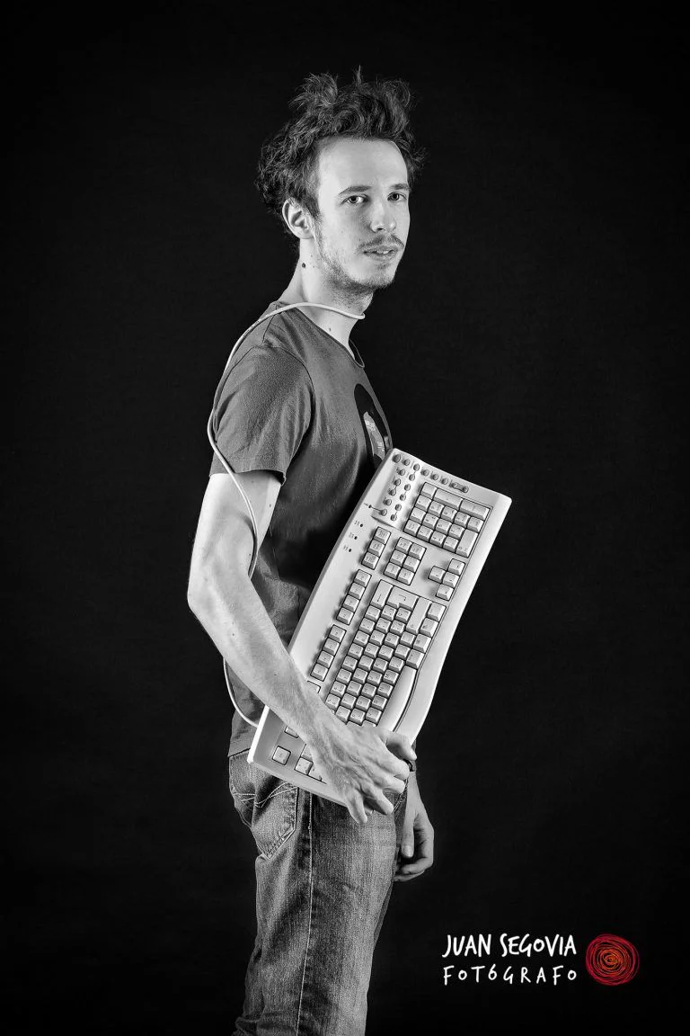 Retrato Artístico - Fotógrafo de Tarragona Fotografía de retrato en estudio para el programador informático Héctor Mercadé con un teclado, por Juan Segovia, fotógrafo en Tarragona