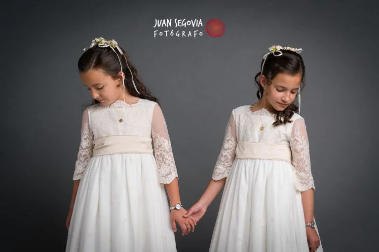 Fotografía de Comunión en Familia - Fotógrafo de Tarragona Fotografía de comunión en estudio de dos hermanas mellizas vestidas de comunión, por el fotógrafo Juan Segovia