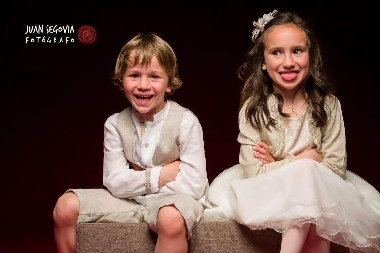 Fotografía de Comunión en Familia - Fotógrafo de Tarragona Divertida fotografía en estudio para el reportaje de comunión de una niña, por el fotógrafo Juan Segovia de Tarragona