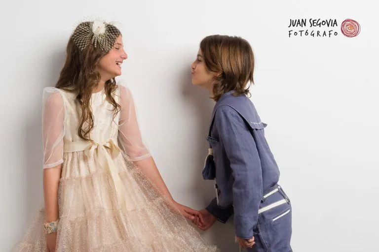 Fotografía de Comunión en Familia - Fotógrafo de Tarragona Fotografía de comunión en estudio de dos hermanos vestidos con traje de marinero y princesa, por el fotógrafo Juan Segovia en Tarragona