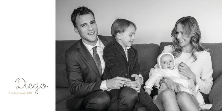 Reportaje de Bautizo de Sandra Montemayor - Fotógrafo de Tarragona Fotografías de una familia posando con su bebé en el sofá de su casa para la celebración del bautizo del pequeño en Tarragona, por el fotógrafo Juan Segovia