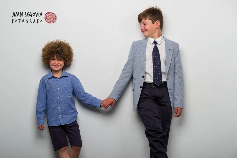 Fotografía de Comunión en Familia - Fotógrafo de Tarragona Fotografía en estudio de Arnau y Max para el reportaje de comunión en familia, por el fotógrafo Juan Segovia en Tarragona