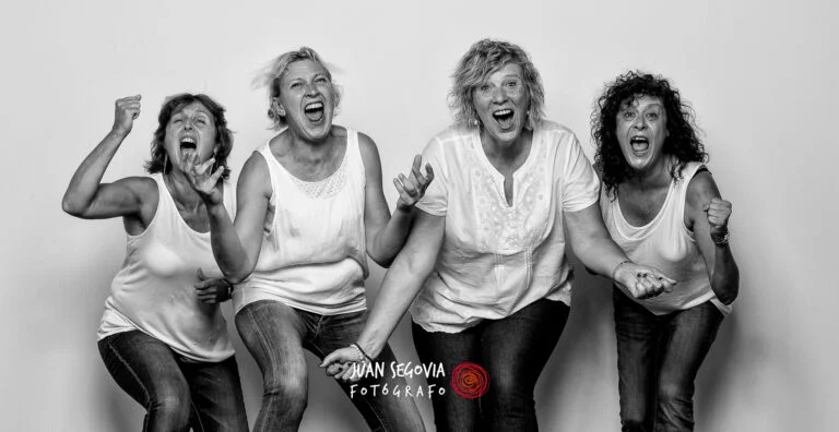 Retrato Artístico - Fotógrafo de Tarragona Fotografía de retrato artístico de cuatro mujeres gritando, por juan Segovia, fotógrafo de tarragona