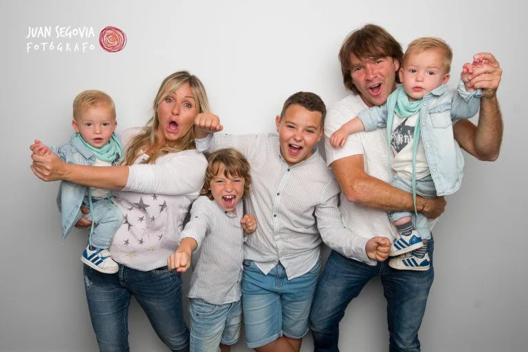 Fotografía de Comunión en Familia - Fotógrafo de Tarragona Divertida fotografía en estudio de una familia numerosa para un reportaje de comunión en familia, por el fotógrafo Juan Segovia en Tarragona