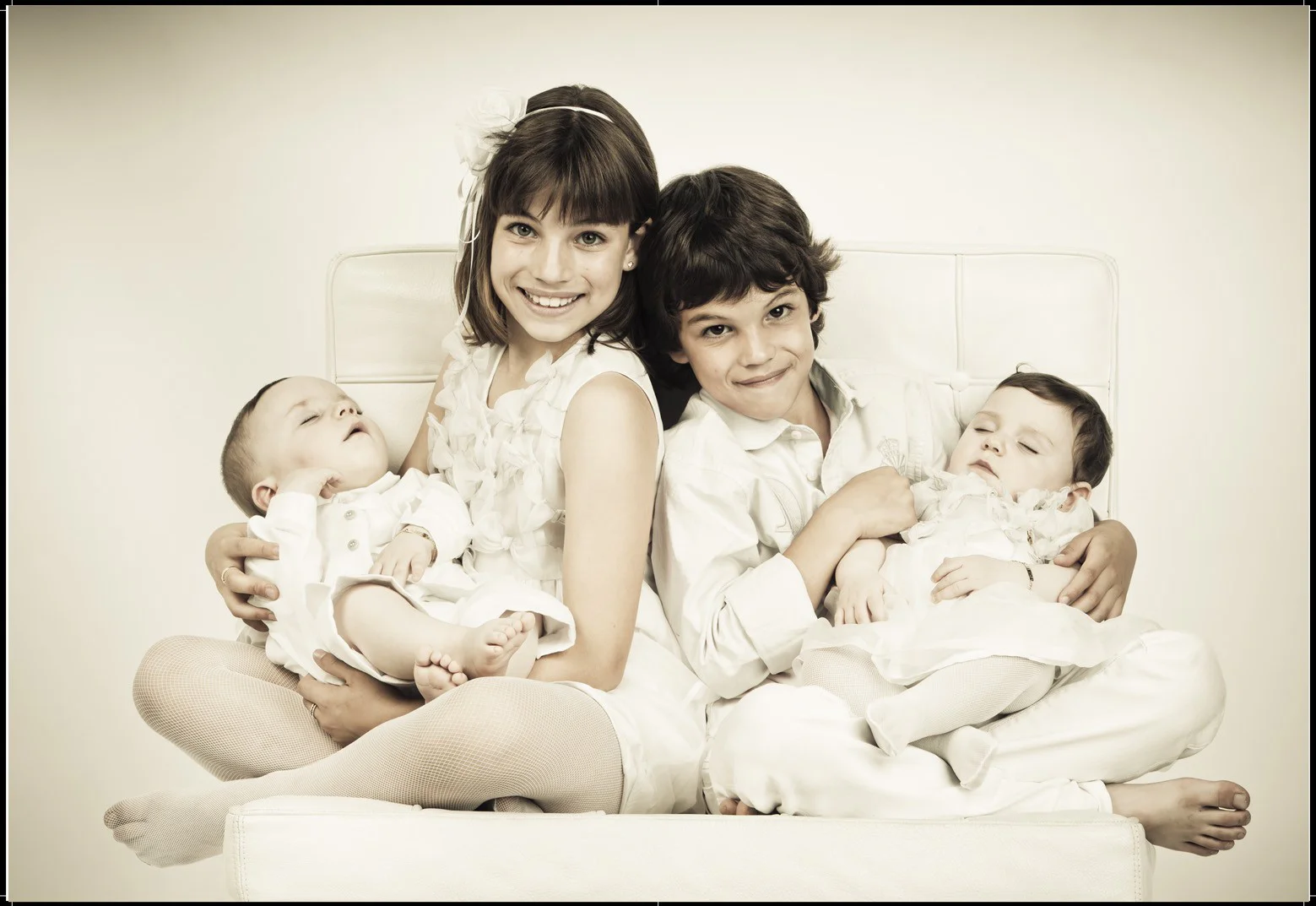 Dos hermanos sostienen bebes.Fotografia de familia . Juan Segovia fotografo Tarragona Dos hermanos sostienen bebes.Fotografia de familia . Juan Segovia fotografo Tarragona
