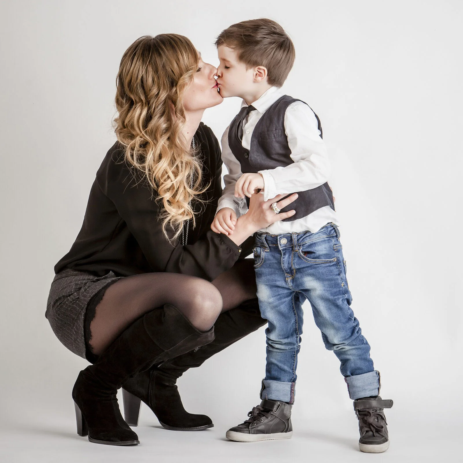 El peque besa a mama.Fotografia de familia . Juan Segovia fotografo Tarragona El peque besa a mama.Fotografia de familia . Juan Segovia fotografo Tarragona