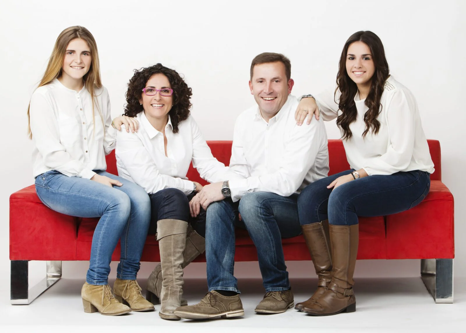 Falimilia sentada en sofa rojo.Fotografia de familia . Juan Segovia fotografo Tarragona Falimilia sentada en sofa rojo.Fotografia de familia . Juan Segovia fotografo Tarragona