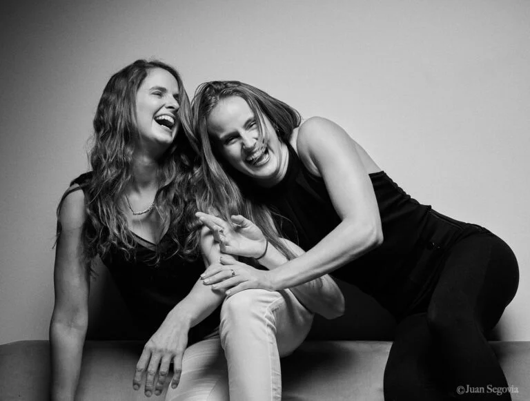 Fotografía de Familia - Fotógrafo de Tarragona Fotografía en estudio para el reportaje de las hermanas Cabré, riendo sobre un sofá