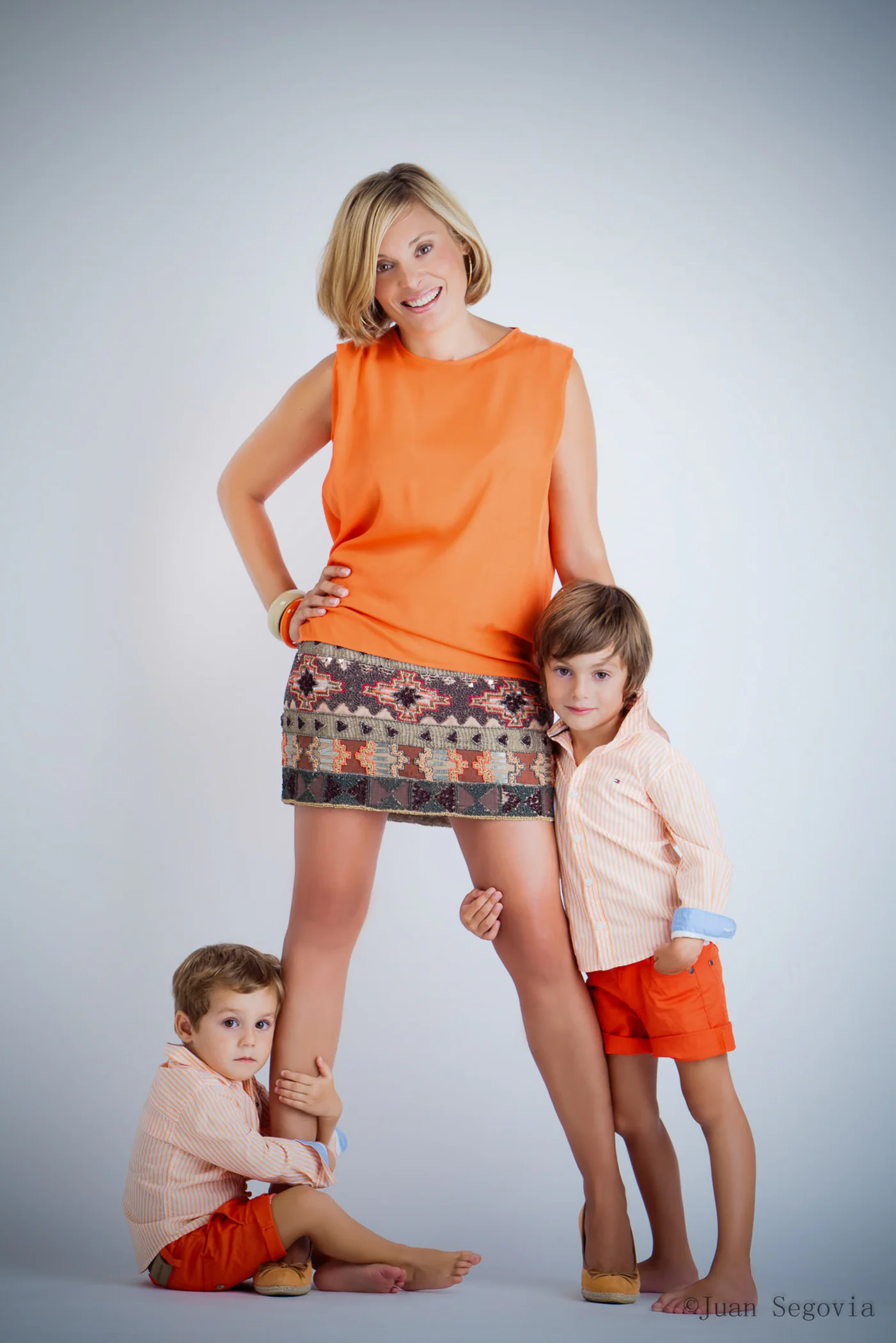 Mama y sus hombrecitos.Fotografia de familia . Juan Segovia fotografo Tarragona Mama y sus hombrecitos.Fotografia de familia . Juan Segovia fotografo Tarragona