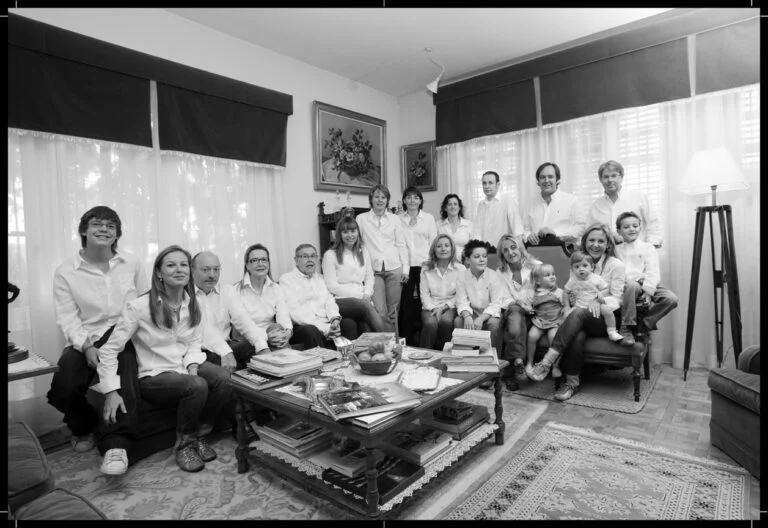 Fotografía de Familia - Fotógrafo de Tarragona Fotografía para el reportaje en exteriores de la familia Roca Solé, familia en el salón de la masía de Reus, Fotografía de familia por Juan Segovia, fotógrafo en Tarragona