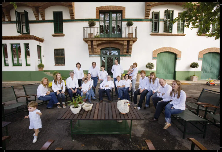 Fotografía de Familia - Fotógrafo de Tarragona Fotografía de familia Roca Solé, en exteriores, ante la fachada de su masía en Reus.