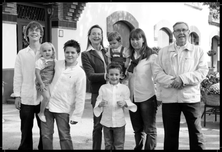 Fotografía de Familia - Fotógrafo de Tarragona Fotografía de familia en exteriores de los abuelos con sus nietos
