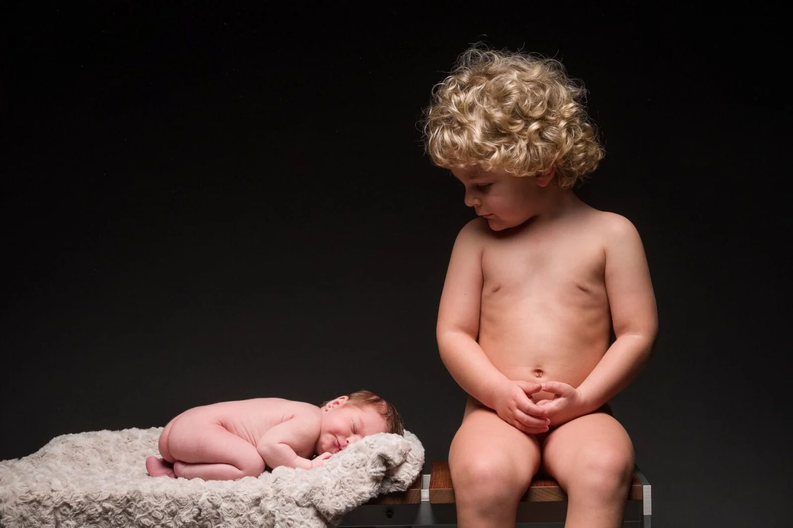 Retrato de niño y bebe en estudio Retrato de niño y bebe en estudio