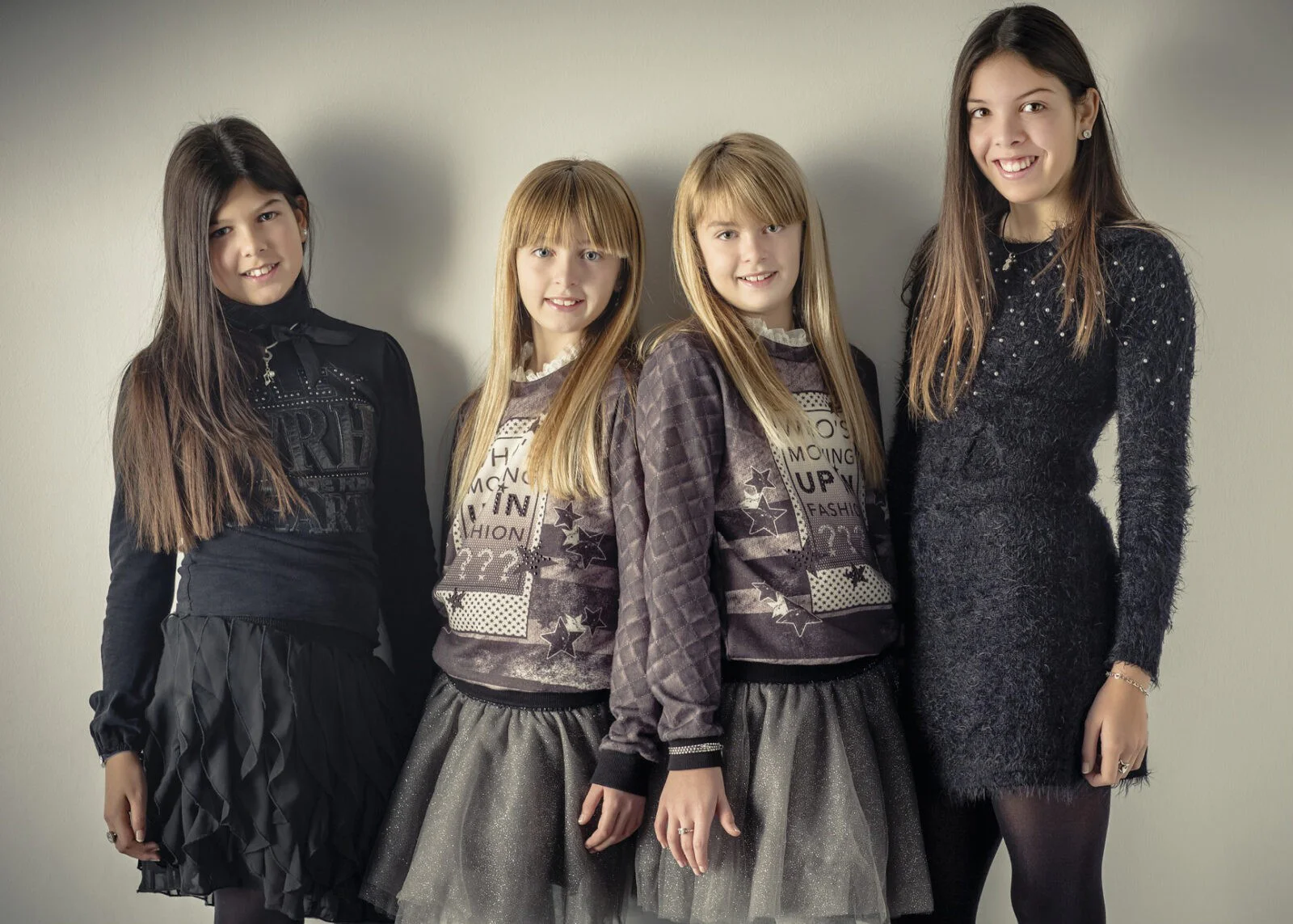 cuatro hermanas.Fotografia de familia . Juan Segovia fotografo Tarragona cuatro hermanas.Fotografia de familia . Juan Segovia fotografo Tarragona