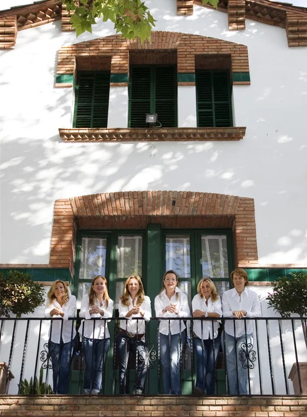 Fotografía de Familia - Fotógrafo de Tarragona Fotografía para el reportaje en exteriores de la familia Roca Solé, hermanas en el balcón de su masía en Reus, Fotografía de familia por Juan Segovia, fotógrafo en Tarragona