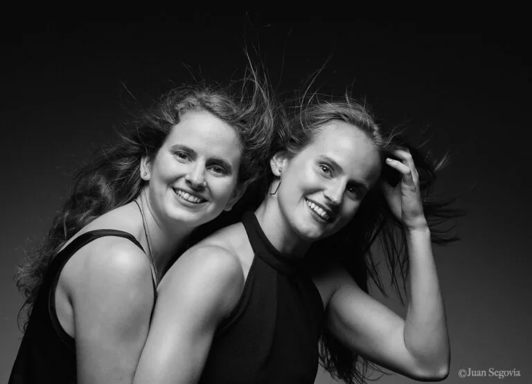 Galería de Fotografía de parejas - Fotógrafo de Tarragona Fotografía en estudio para el reportaje de las hermanas Cabré, sonriendo con la melena revuelta