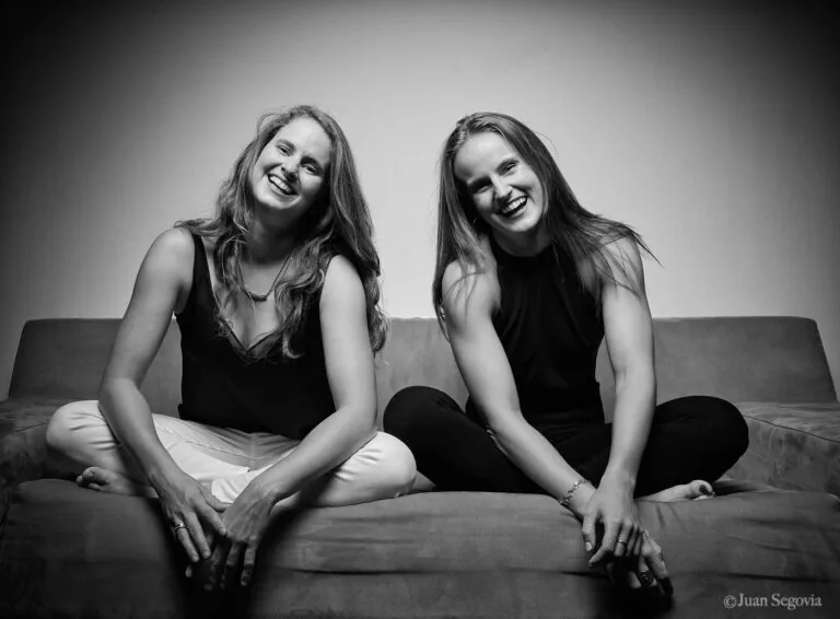 Galería de Fotografía de parejas - Fotógrafo de Tarragona Fotografía en estudio para el reportaje de las hermanas Cabré en Tarragona