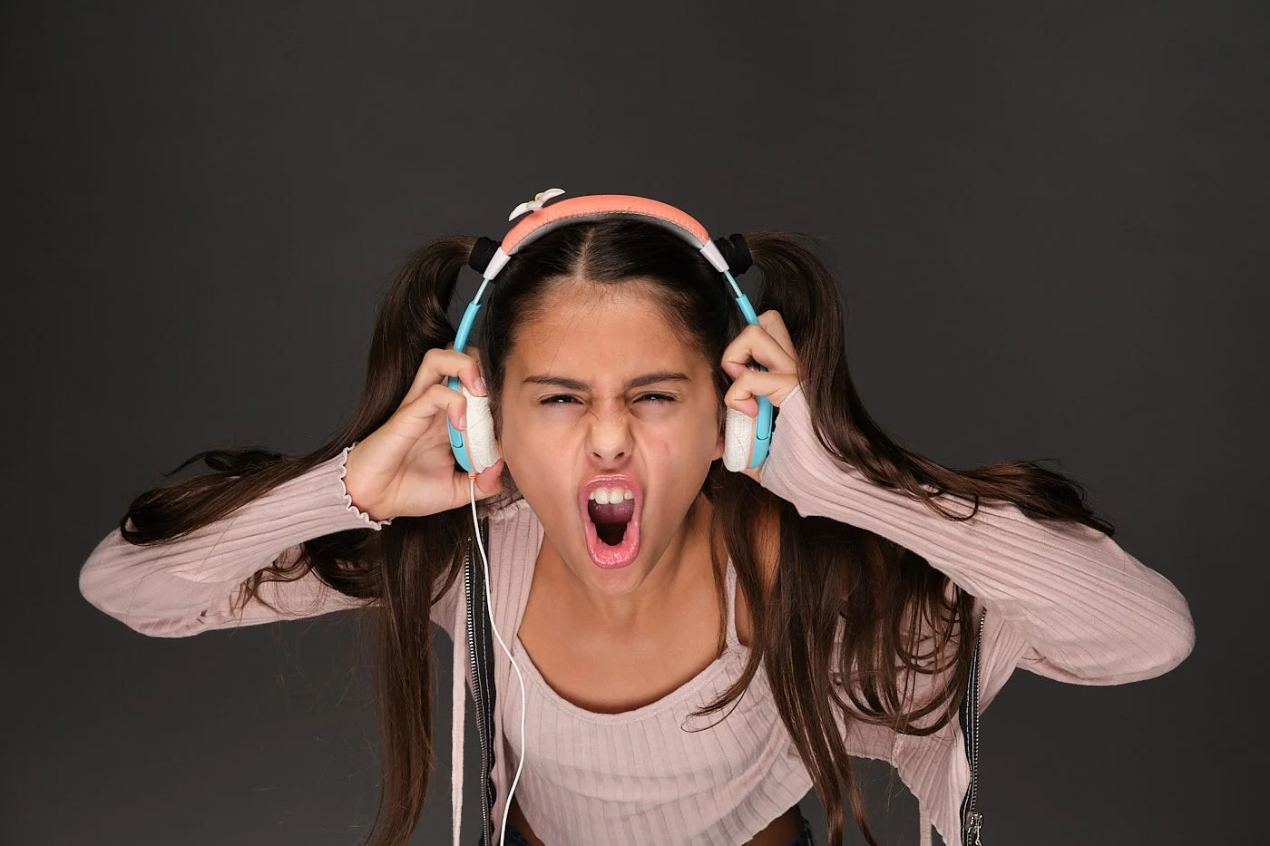 nina con auriculares juan segovia fotografo tarragona nina con auriculares juan segovia fotografo tarragona