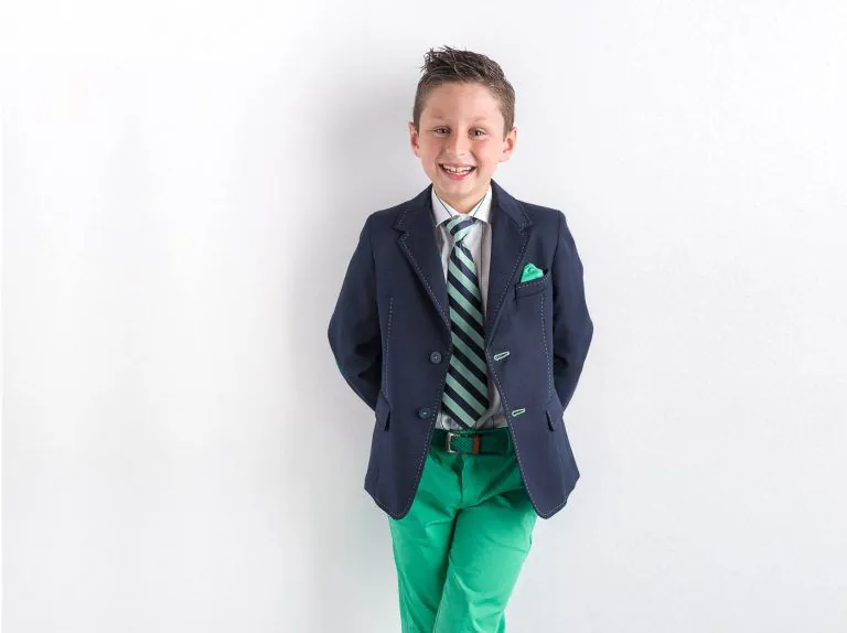 Galería de Fotos de Niños de Comunión en Estudio - Fotógrafo de Tarragona Fotografia de un nino con americana azul y pantalon verde para su reportaje de comunion en el estudio de Juan Segovia en Tarragona
