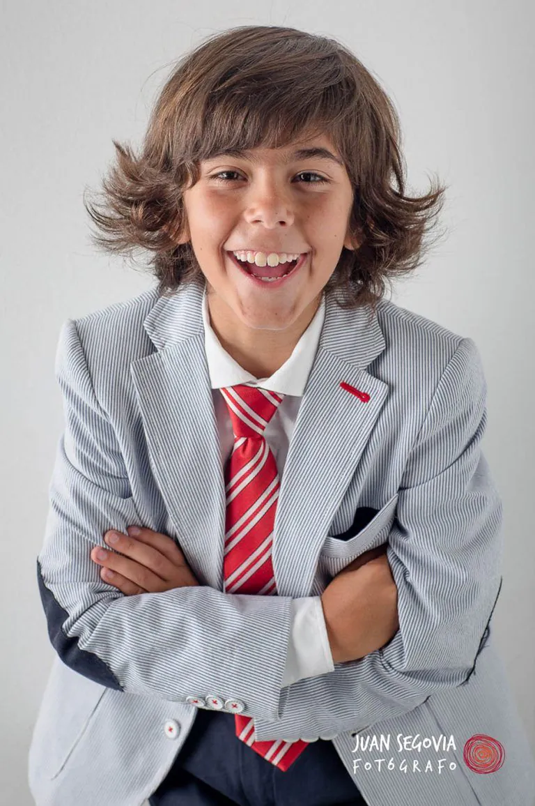 Galería de Fotos de Niños de Comunión en Estudio - Fotógrafo de Tarragona Fotografia de un nino con corbata roja para su reportaje de comunion en el estudio de Juan Segovia en Tarragona