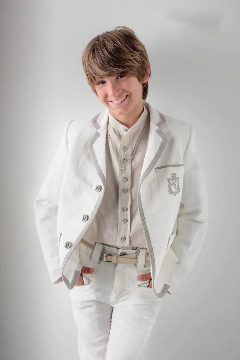 Galería de Fotos de Niños de Comunión en Estudio - Fotógrafo de Tarragona Fotografia de un nino con traje blanco para su reportaje de comunion en el estudio de Juan Segovia en Tarragona