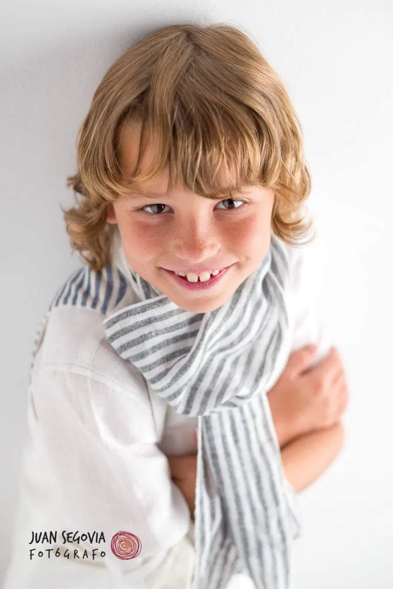 Galería de Fotos de Niños de Comunión en Estudio - Fotógrafo de Tarragona Fotografia de un nino con traje blanco y fulard para su reportaje de comunion en el estudio de Juan Segovia en Tarragona