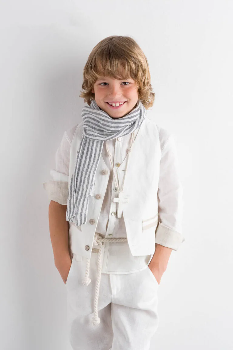 Galería de Fotos de Niños de Comunión en Estudio - Fotógrafo de Tarragona Fotografia de un nino con traje blanco y manos en los bolsillos para su reportaje de comunion en el estudio de Juan Segovia en Tarragona