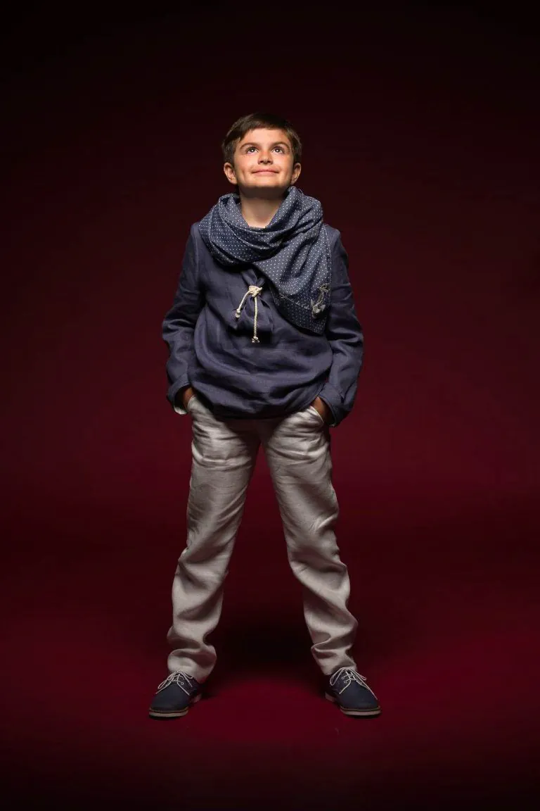 Galería de Fotos de Niños de Comunión en Estudio - Fotógrafo de Tarragona Fotografia de un nino mirando hacia arriba para su reportaje de comunion en el estudio de Juan Segovia en Tarragona