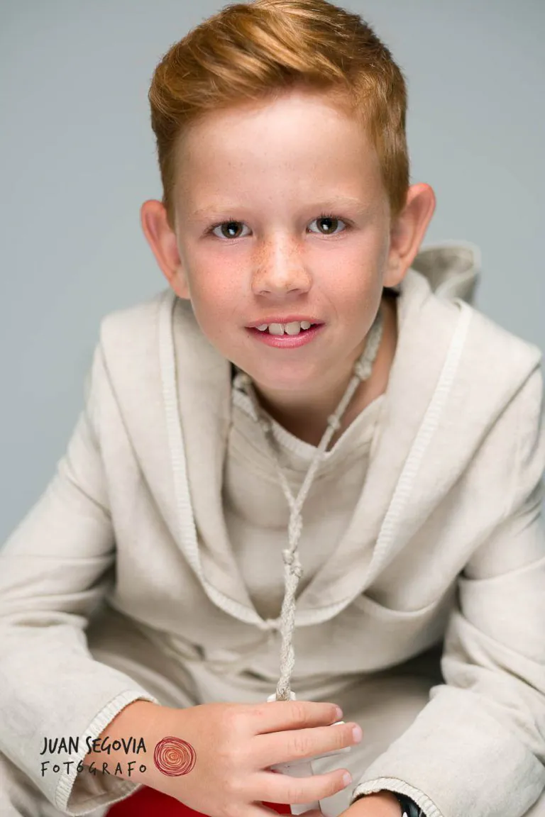 Galería de Fotos de Niños de Comunión en Estudio - Fotógrafo de Tarragona Fotografia de un nino pelirojo con mirada intensa para su reportaje de comunion en el estudio de Juan Segovia en Tarragona