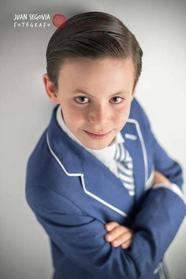 Galería de Fotos de Niños de Comunión en Estudio - Fotógrafo de Tarragona Fotografia de un nino repeinado con americana azul para su reportaje de comunion en el estudio de Juan Segovia en Tarragona
