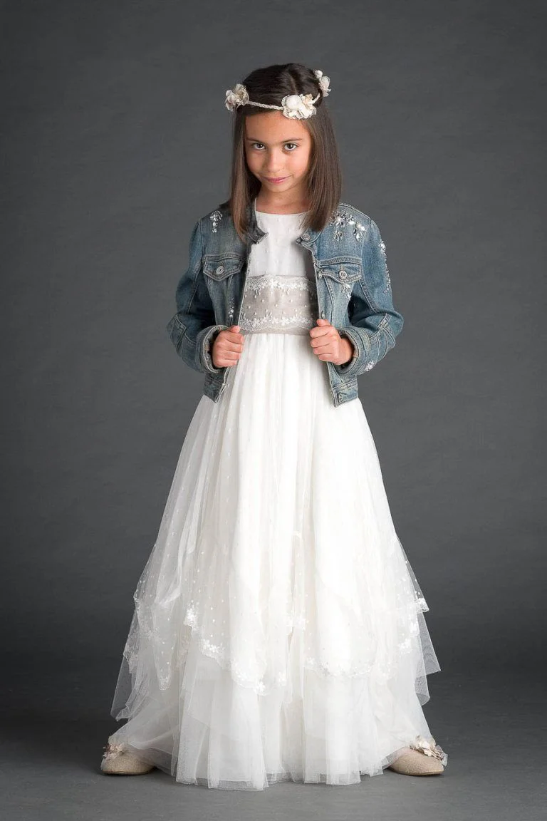 Galería de Fotos de Niñas de Comunión en Estudio - Fotógrafo de Tarragona Fotografia de una nina con corona y chaqueta tejana para su reportaje de comunion en el estudio del fotografo Juan Segovia en Tarragona
