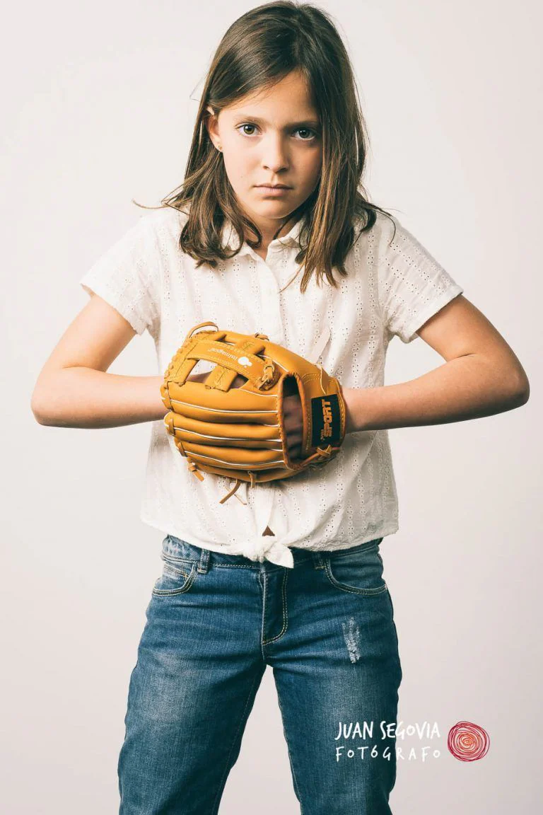 Galería de Fotos de Niñas de Comunión en Estudio - Fotógrafo de Tarragona Fotografia de una nina con guante de beisball para su reportaje de comunion en el estudio del fotografo Juan Segovia en Tarragona
