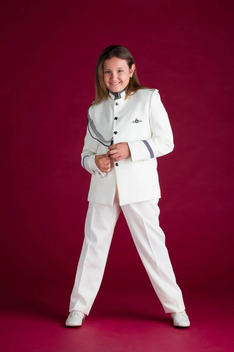 Galería de Fotos de Niñas de Comunión en Estudio - Fotógrafo de Tarragona Fotografia de una nina con traje de nino para su reportaje de comunion en el estudio del fotografo Juan Segovia en Tarragona