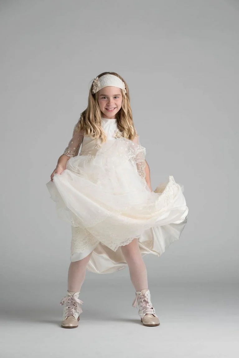 Galería de Fotos de Niñas de Comunión en Estudio - Fotógrafo de Tarragona Fotografia de una nina con un turbante bailando para su reportaje de comunion en el estudio del fotografo Juan Segovia en Tarragona