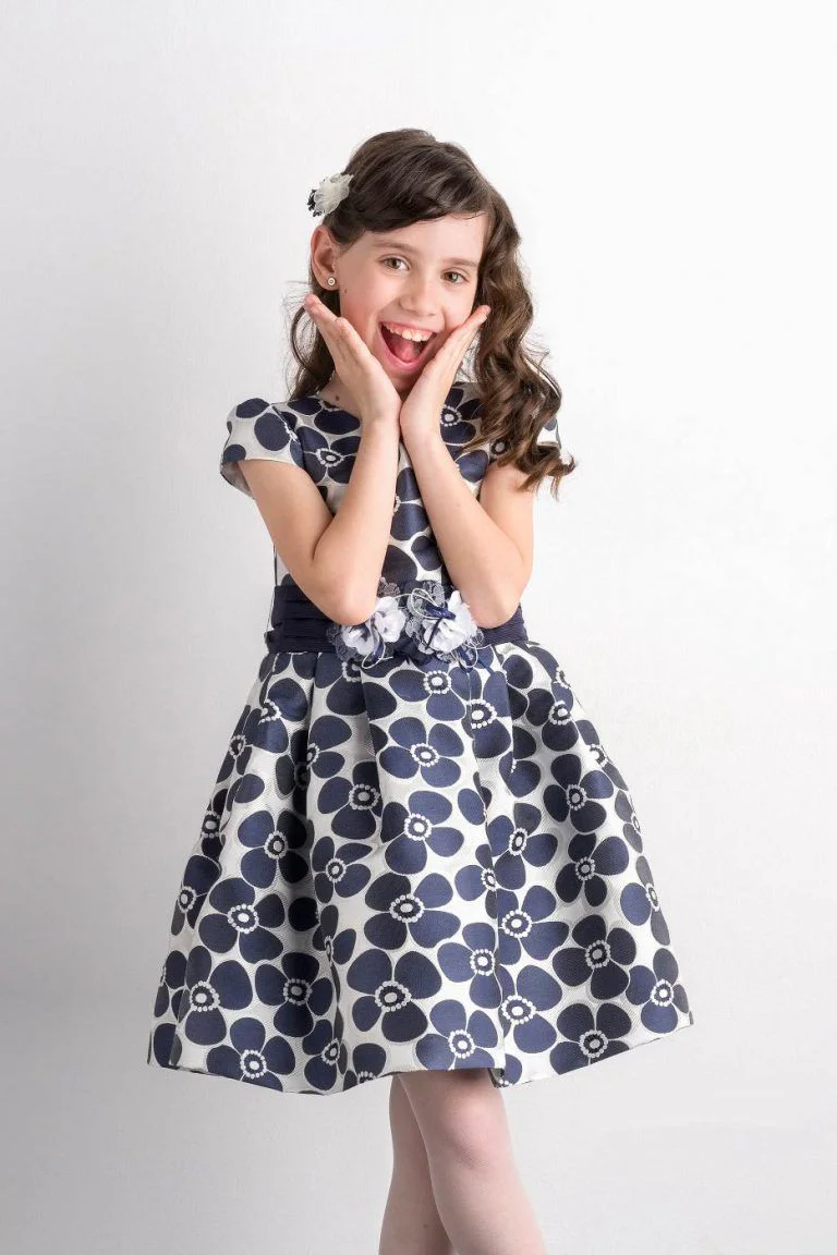 Galería de Fotos de Niñas de Comunión en Estudio - Fotógrafo de Tarragona Fotografia de una nina con vestido azul para su reportaje de comunion en el estudio del fotografo Juan Segovia en Tarragona