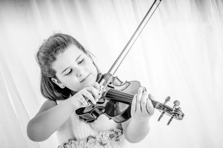 Galería de Fotos de Niñas de Comunión en Estudio - Fotógrafo de Tarragona Fotografia de una nina con violin para su reportaje de comunion en el estudio del fotografo Juan Segovia en Tarragona