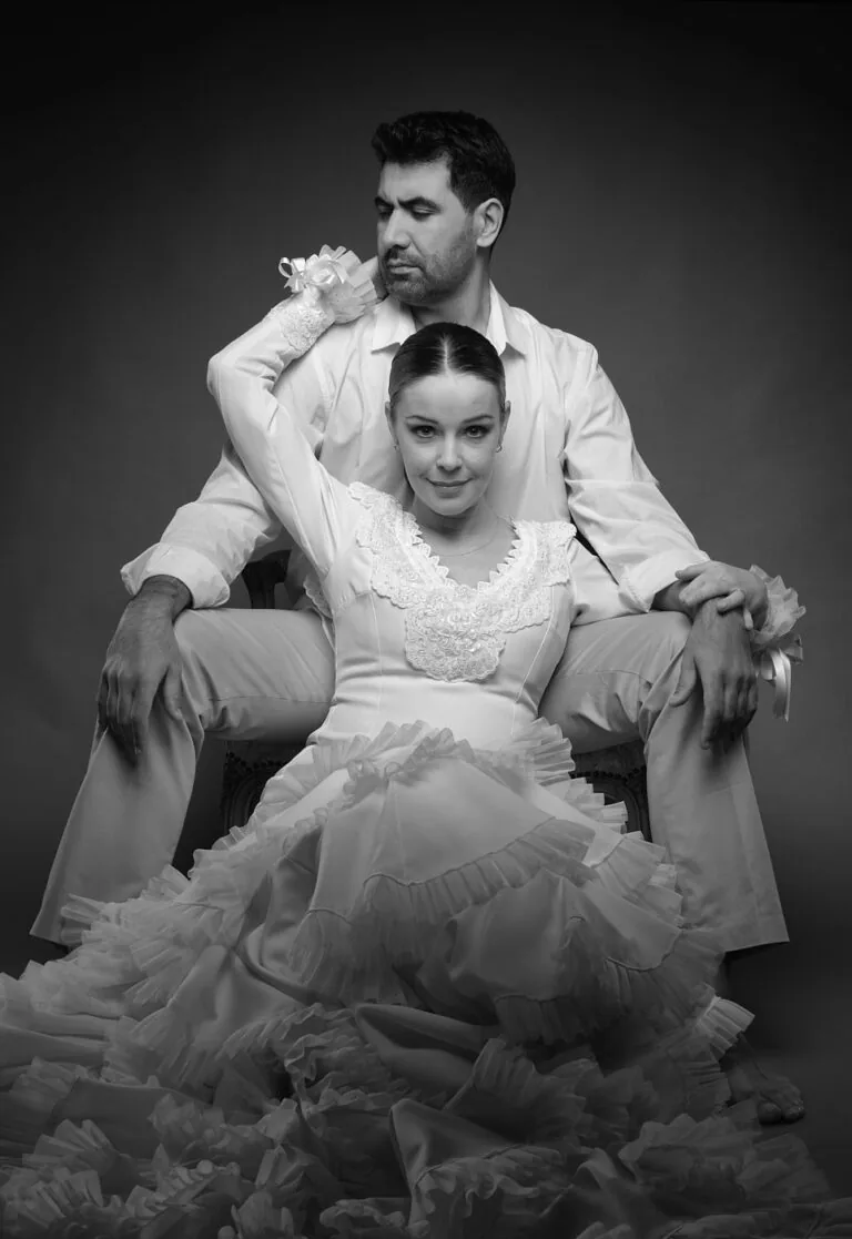 Galería de Fotografía de parejas - Fotógrafo de Tarragona Retrato fotografico en estudio de los bailaores de flamenco Beatriz Higueras y Alberto Ruiz