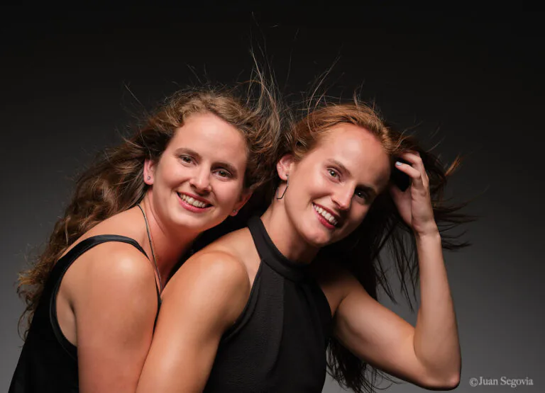 Galería de Fotografía de parejas - Fotógrafo de Tarragona Retrato fotografico en estudio de las hermanas Cabre